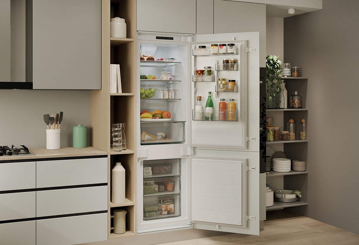 Απεικονίζεται το ψυγείο σε κουζίνα.